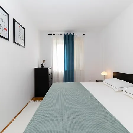 Nea Apartment *