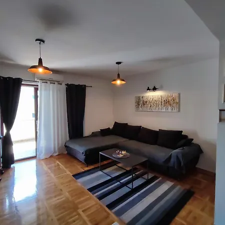 Nea Apartment *